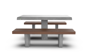 מערכת חורש עם מושבי בטון דמוי עץ