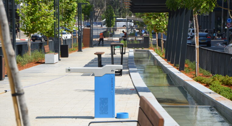 ברזיית שיאון נגישה בצבע כחול, הכוללת קערת שתייה לכלבים, מותקנת במרחב ציבורי.