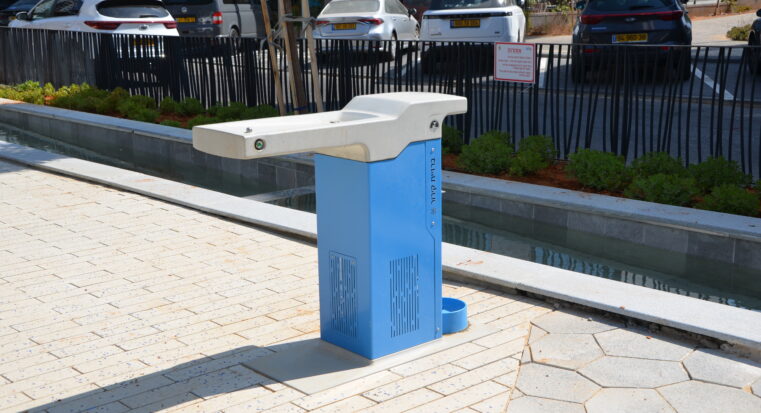 ברזיית שיאון נגישה בצבע כחול, הכוללת קערת שתייה לכלבים, מותקנת במרחב ציבורי.