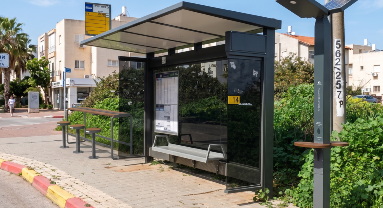 עמוד לטעינה סולרית לית תחתנת אוטובוס ברחוב